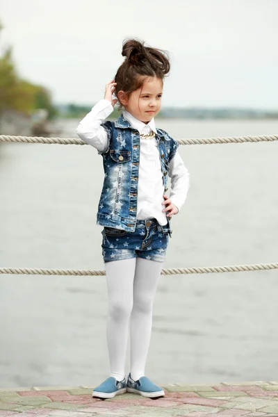 Kleines Mädchen in stilvoller Kleidung im Freien. — Stockfoto
