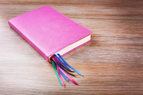 与书签的粉红色笔记本 — 图库照片