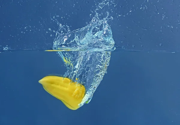 Poivron jaune tombant dans l'eau Image En Vente