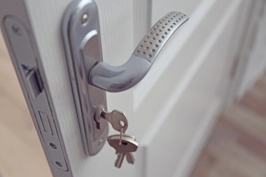 Metal kapı kolu ve anahtarları 