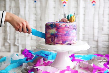 El kesme şenlikli kek 