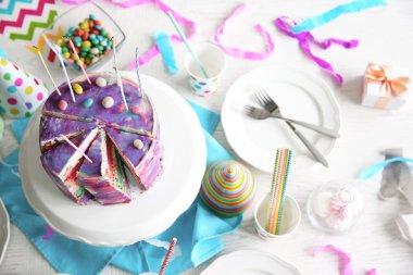 Renkli pasta dilimlenmiş   