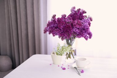 Leylak ve Mayıs-lily buketleri