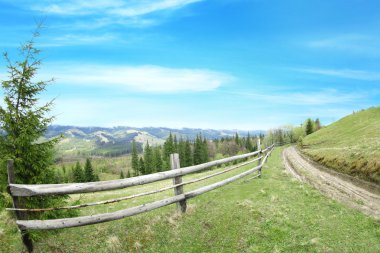 Bahar dağlarında yol
