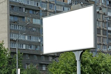 Caddenin üzerinde boş billboard
