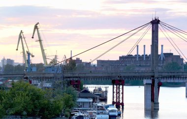 Gün batımında Kiev Köprüsü