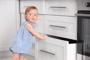 Dolap ile oynayan çocuk