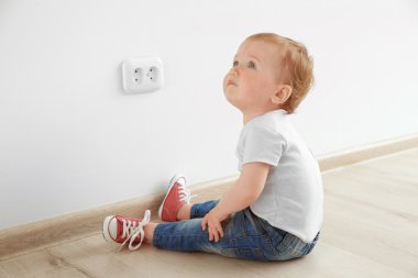 Elektrik prizi ile oynayan bebek 