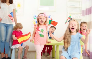 Bayraklar anaokulunda çocuklarla