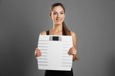 Basküller tutan kadın 