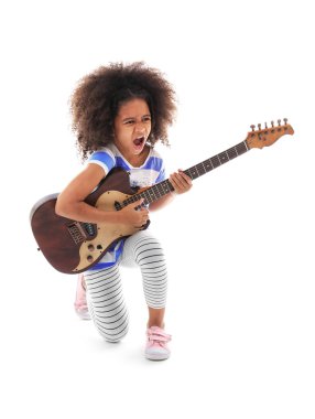 Afro-Amerikan küçük kız oyun gitar 