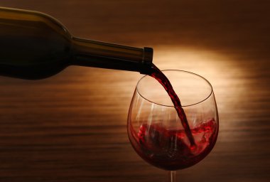 Kırmızı şarap kadehe dökülüyor. 