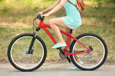 Kız binicilik bisiklet Caddesi üzerinde