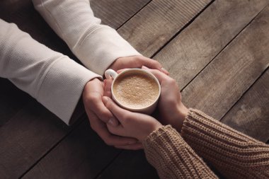 Güzel çift holding fincan kahve 