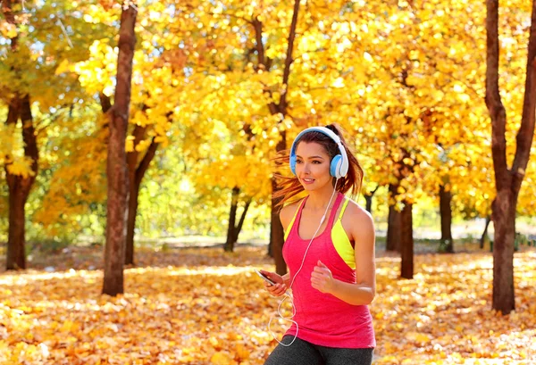 Hermosa mujer corriendo — Foto de Stock