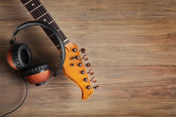 Gitarre und moderne Kopfhörer — Stockfoto