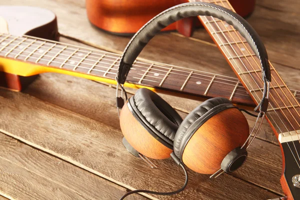 Kytary a sluchátka zblízka — Stock fotografie