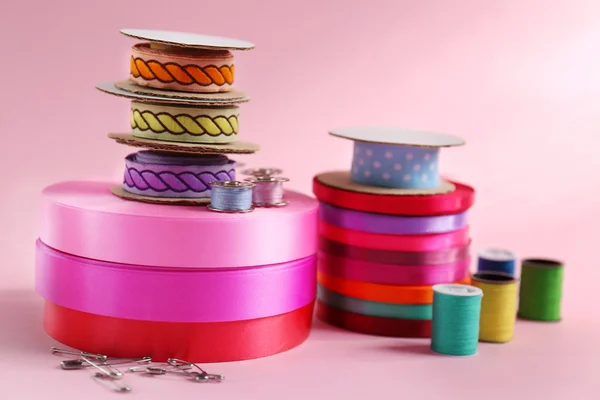 Muchas cintas y accesorios de costura — Foto de Stock