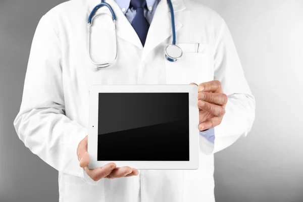 Professional doctor with tablet — Stock Photo, Image