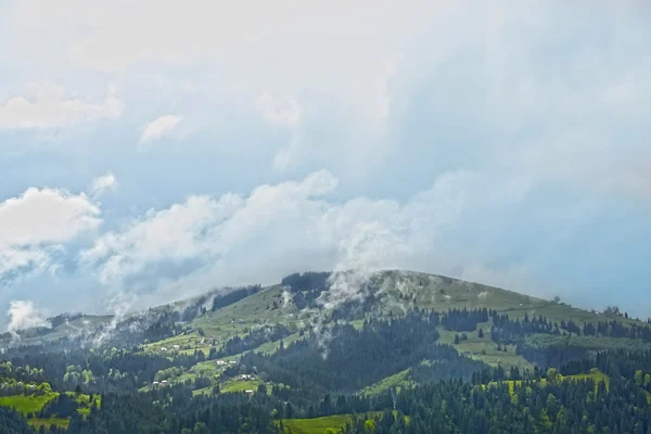 Vista delle montagne nebbiose — Foto Stock