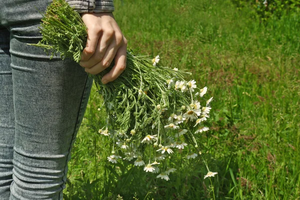 Woman holding bouquet — Stock Photo, Image