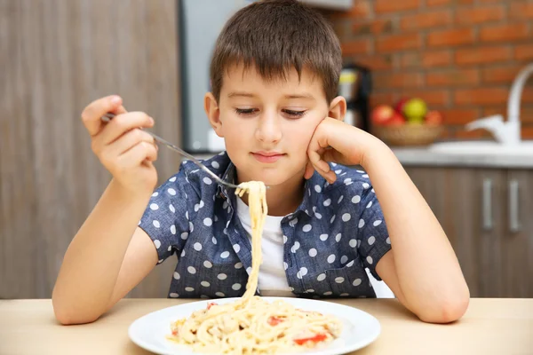 スパゲッ ティーを食べてかわいい男の子 — ストック写真