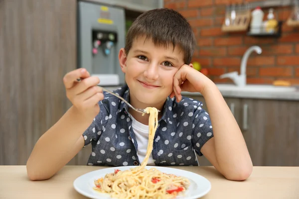 Rapaz bonito comer espaguete — Fotografia de Stock