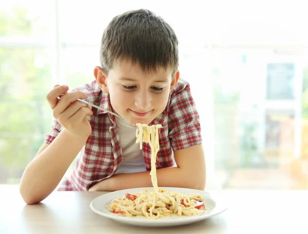 スパゲッ ティーを食べてかわいい男の子 — ストック写真