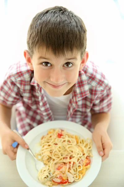 Leuke jongen eten spaghetti — Stockfoto