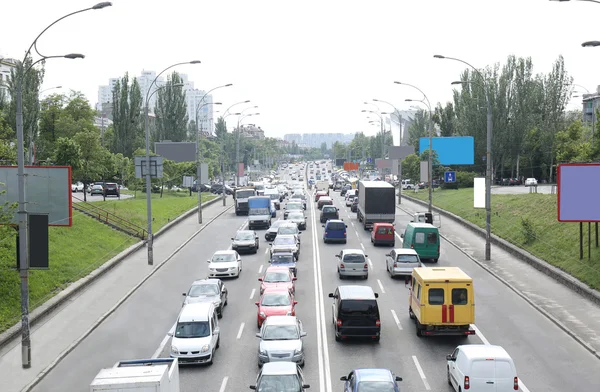 Traffico automobilistico in città — Foto Stock