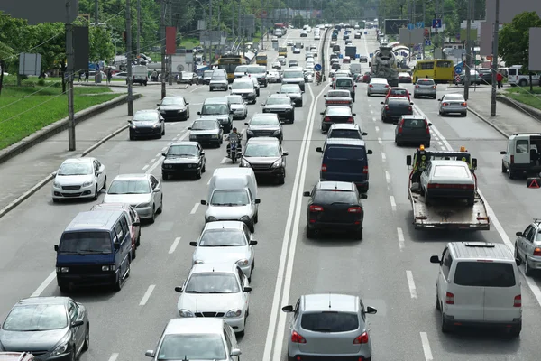 Traffico automobilistico in città — Foto Stock