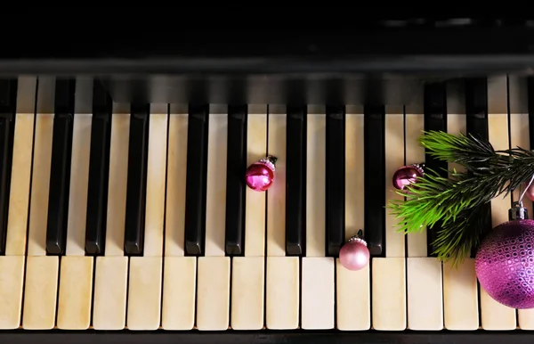 Kerstdecoratie op piano toetsen — Stockfoto