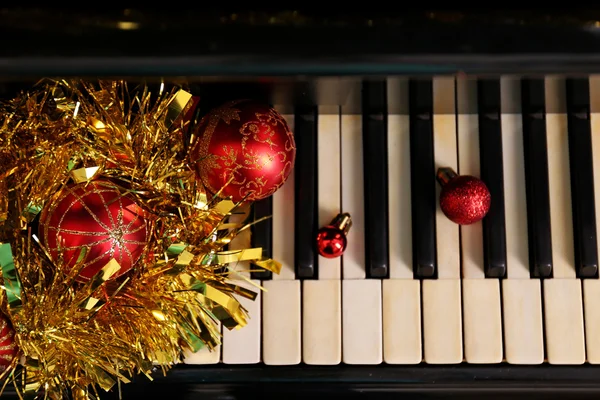 Christmas decoration on piano keys — Stock Photo, Image