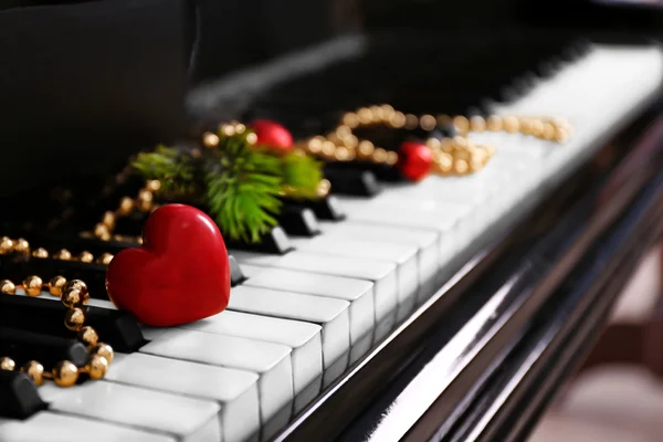 ピアノの鍵盤にクリスマスの装飾 — ストック写真