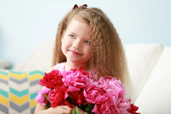 Menina bonita segurando peônias frescas — Fotografia de Stock