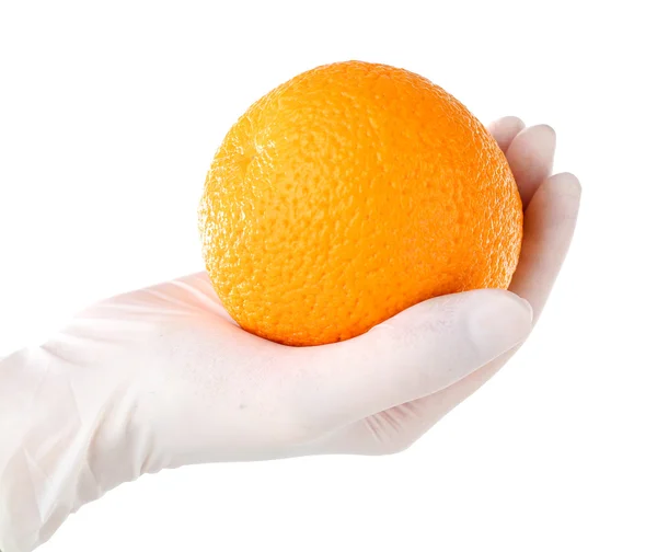 Hand i handske holding orange — Stockfoto