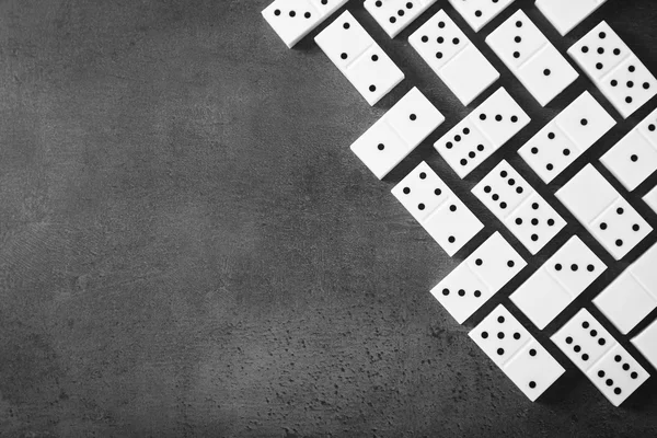 Un mucchio di domino bianco — Foto Stock