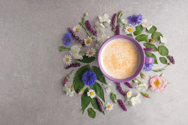 Φλιτζάνι καφέ με φρέσκα λουλούδια — Φωτογραφία Αρχείου