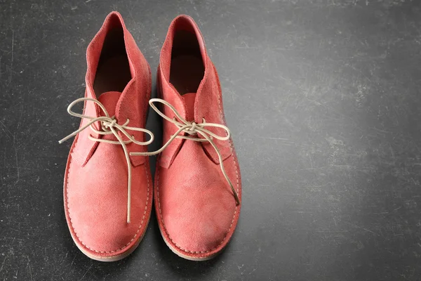 Zapatos rojos en oscuro — Foto de Stock