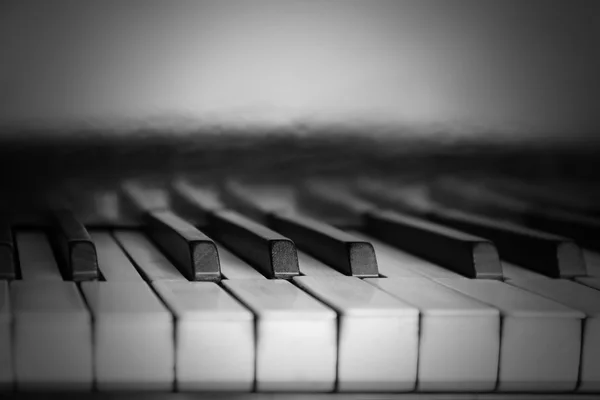 Chaves de piano em preto e branco — Fotografia de Stock