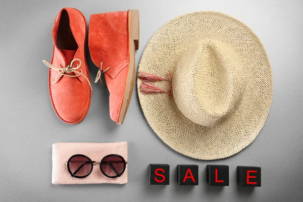 赤い靴、麦わら帽子とサングラス — ストック写真