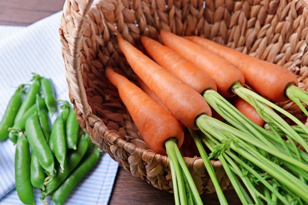 Fresh carrots in wicker basket — Stock Photo, Image