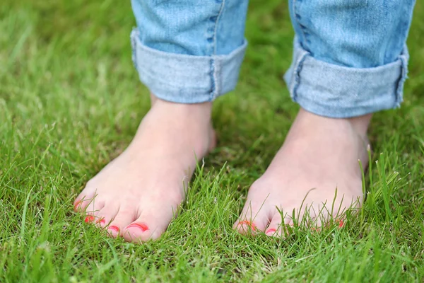 Vrouw stond barefoot — Stockfoto