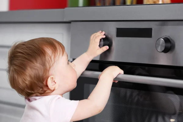 Criança brincando com forno elétrico — Fotografia de Stock