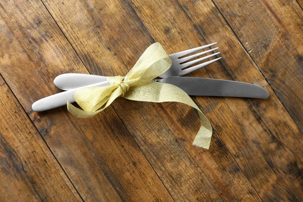 Forchetta e coltello con nastro colorato — Foto Stock