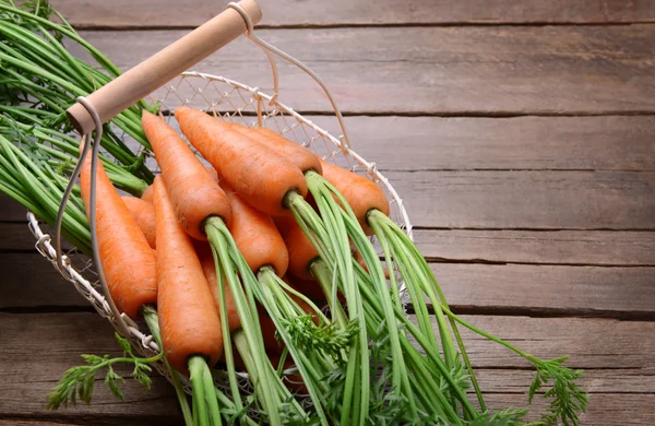 Zanahorias frescas en cesta — Foto de Stock