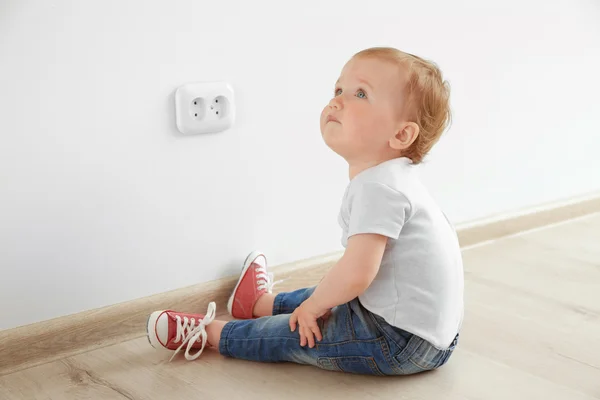 Baby playing with electrical outlet — Stock Photo, Image