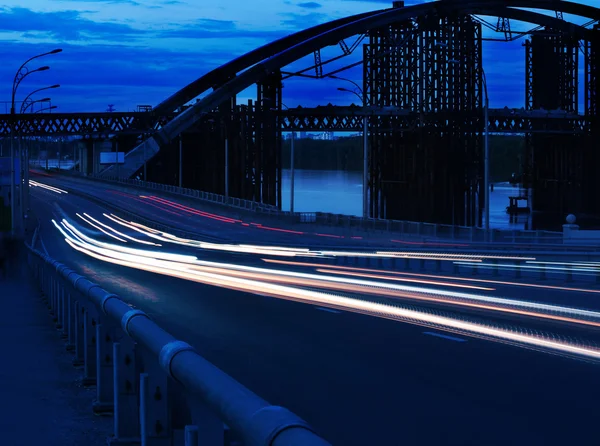 Avond Darnytskyi brug in Kiev — Stockfoto