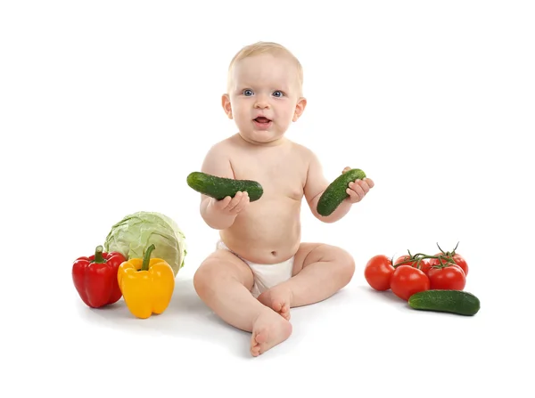 Lindo bebé y verduras frescas —  Fotos de Stock