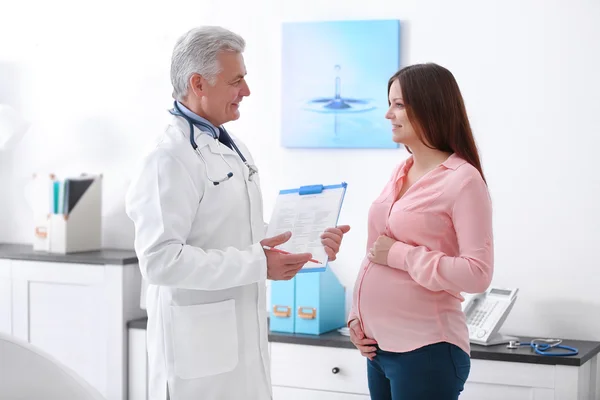 Young Pregnant Woman Visiting Doctor — Stock Photo, Image